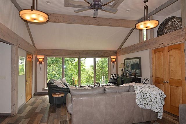 8424 S Russell Road, Oak Grove, MO 64075