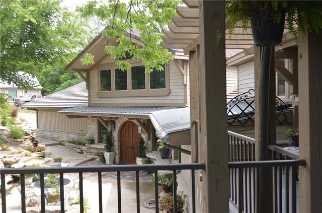 8424 S Russell Road, Oak Grove, MO 64075