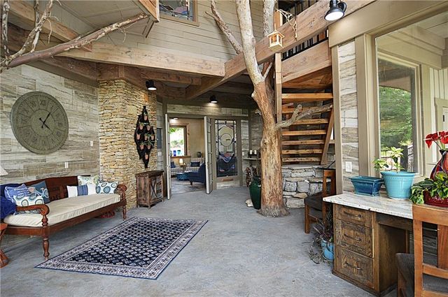 8424 S Russell Road, Oak Grove, MO 64075