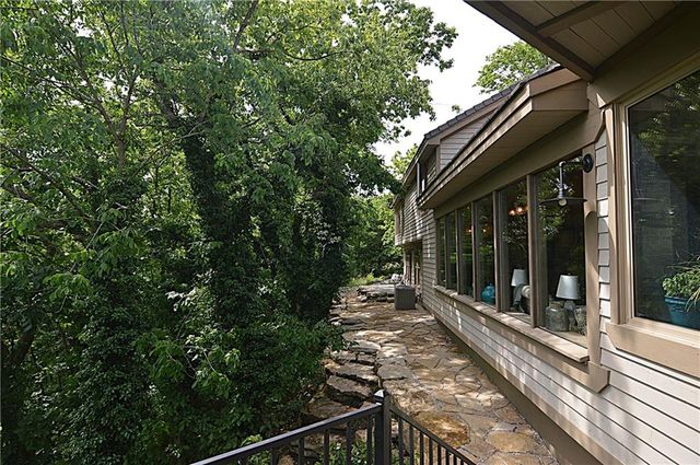 8424 S Russell Road, Oak Grove, MO 64075