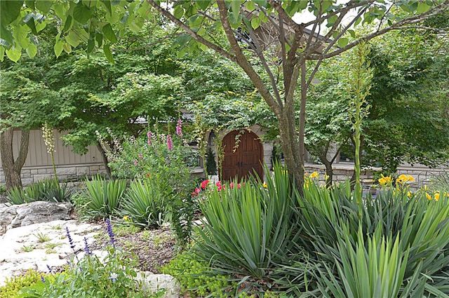 8424 S Russell Road, Oak Grove, MO 64075