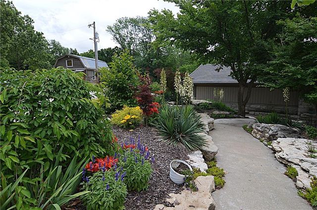 8424 S Russell Road, Oak Grove, MO 64075