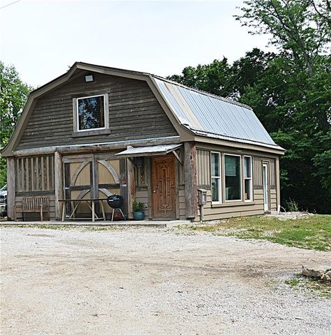 8424 S Russell Road, Oak Grove, MO 64075
