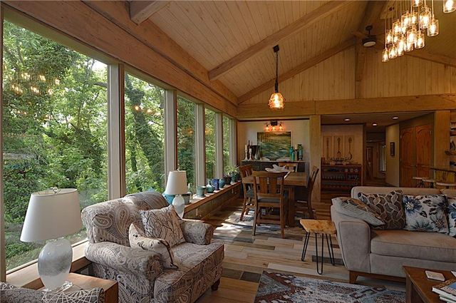 8424 S Russell Road, Oak Grove, MO 64075