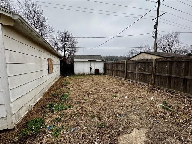 718 Thompson Avenue, St Joseph, MO 64504