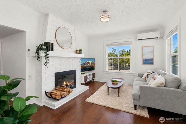 8143 10th Avenue SW, Seattle, WA 98106