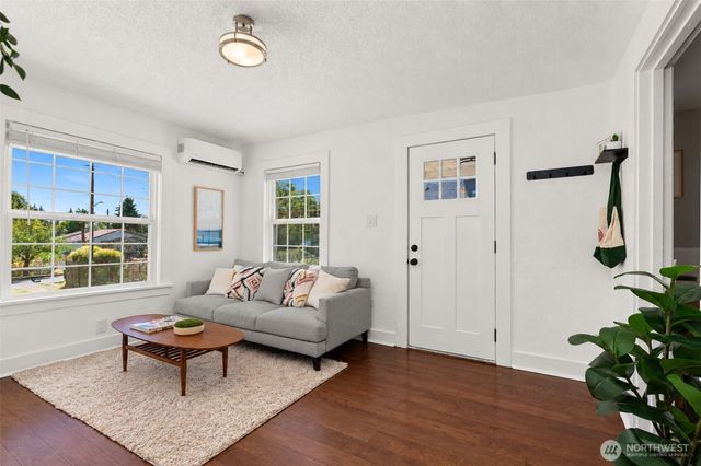 8143 10th Avenue SW, Seattle, WA 98106