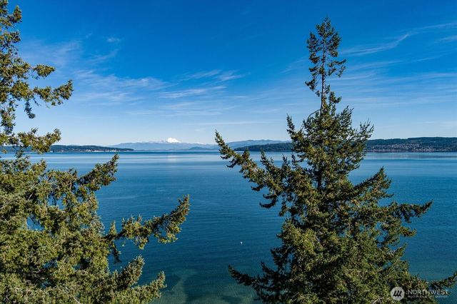 159 S Harrington Lagoon Road, Coupeville, WA 98239