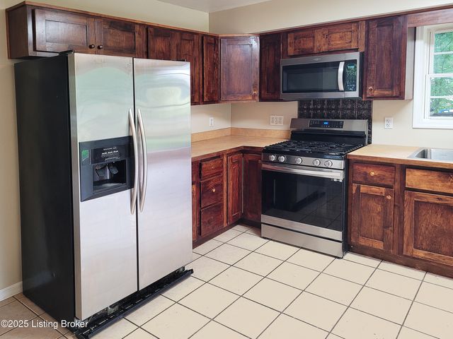 1707 N Stillwell Rd, Boston, KY 40107