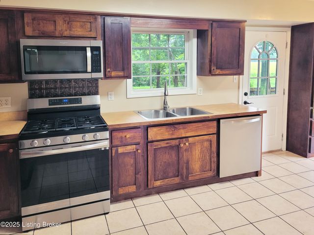 1707 N Stillwell Rd, Boston, KY 40107