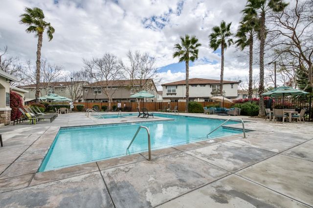 367 N Raphael Lane, Clovis, CA 93611