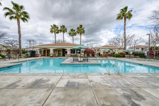 367 N Raphael Lane, Clovis, CA 93611