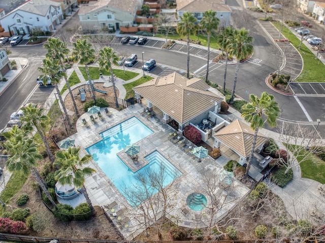 367 N Raphael Lane, Clovis, CA 93611