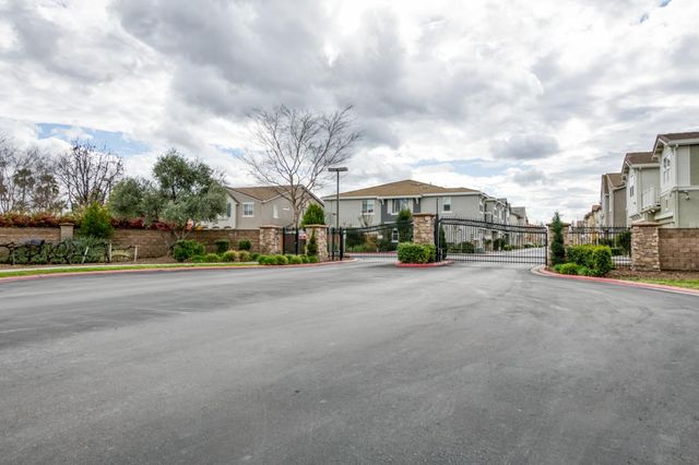 367 N Raphael Lane, Clovis, CA 93611