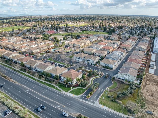 367 N Raphael Lane, Clovis, CA 93611