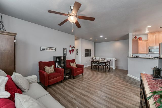 367 N Raphael Lane, Clovis, CA 93611