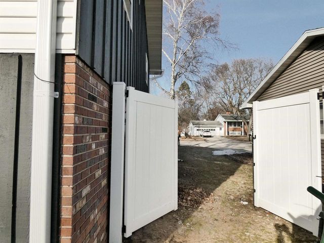 1635 BIRCHWOOD DRIVE, Green Bay, WI 54304