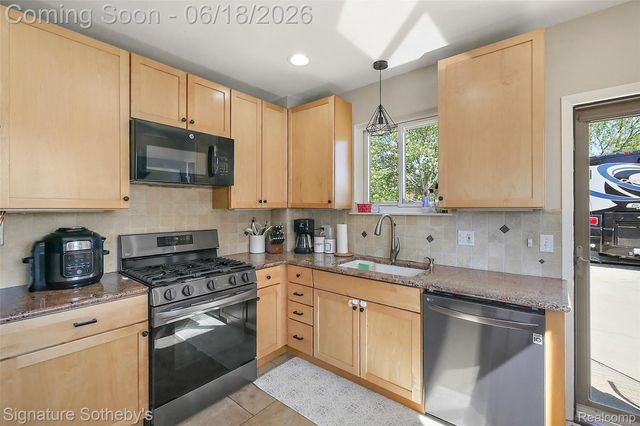17858 Loranger Street, Clinton Charter Township, MI 48038
