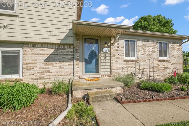 17858 Loranger Street, Clinton Charter Township, MI 48038