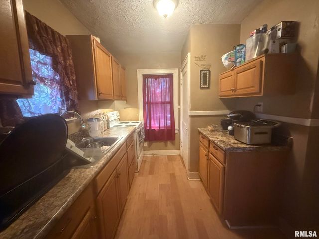 1006 W THRUSH Avenue, Peoria, IL 61604