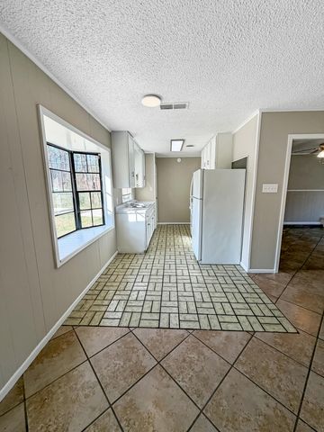 1058 Westwood Dr, Leesville, LA 71446