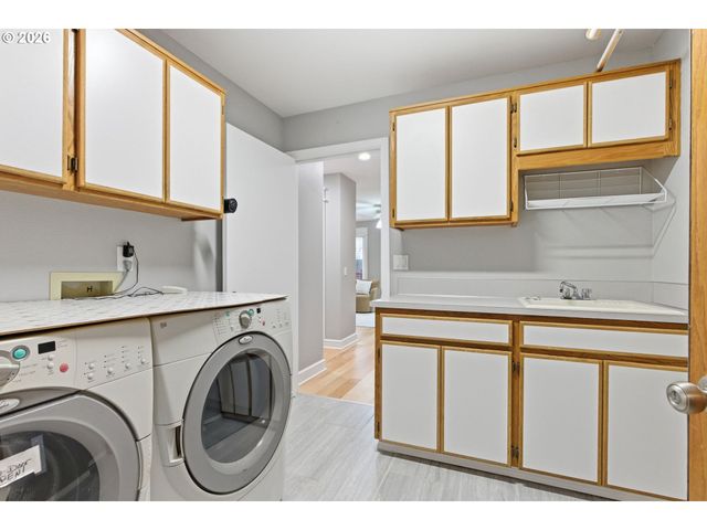 15975 Sw HAMPSHIRE Ter, Portland, OR 97224