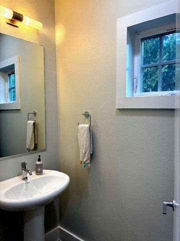 807 N Van Buren Avenue, Dallas, TX 75208