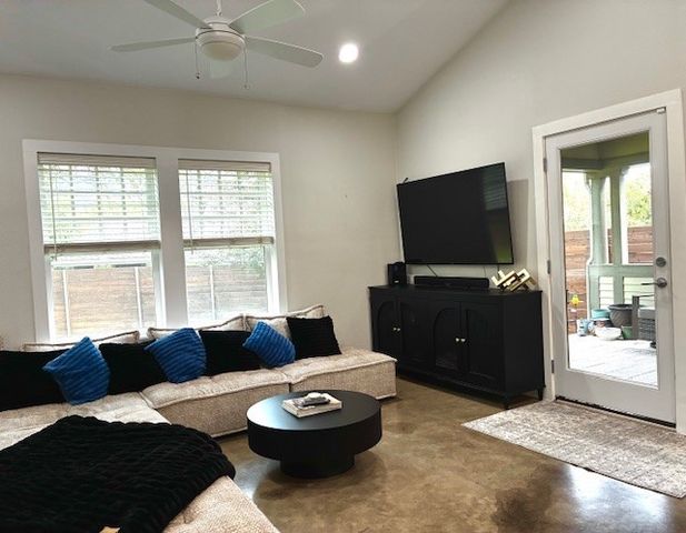 807 N Van Buren Avenue, Dallas, TX 75208