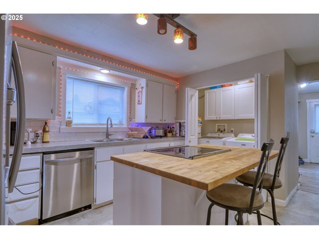 385 N 6TH St, St Helens, OR 97051