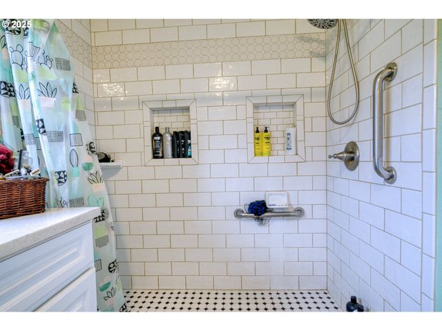 385 N 6TH St, St Helens, OR 97051