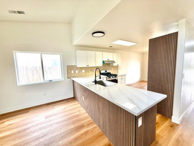 2283 N Sonora Lane, Fresno, CA 93722