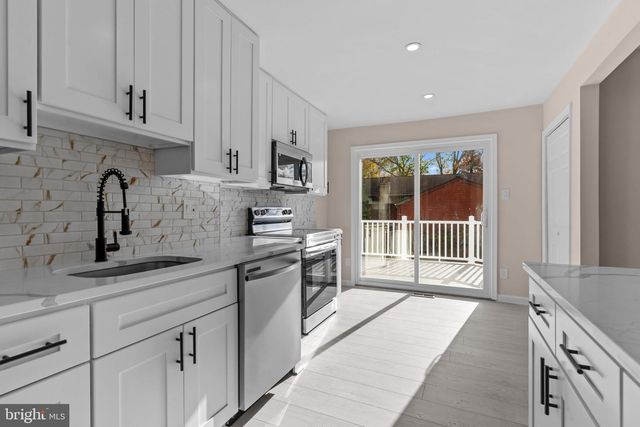 100 E ENDFIELD RD, Feasterville Trevose, PA 19053