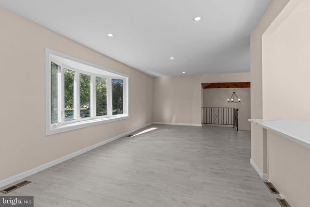 100 E ENDFIELD RD, Feasterville Trevose, PA 19053