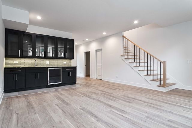 3516 N Central Avenue, Chicago, IL 60634