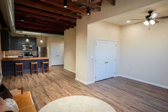 210 E Washington Avenue C, Navasota, TX 77868