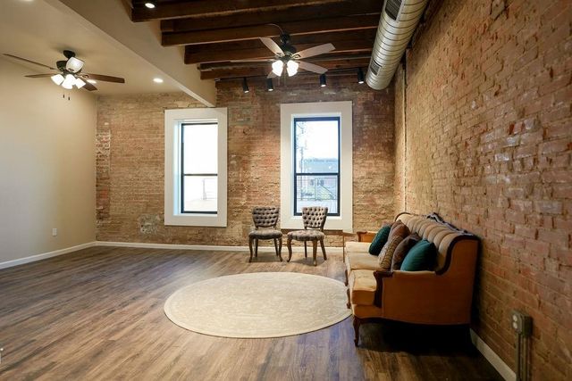 210 E Washington Avenue C, Navasota, TX 77868