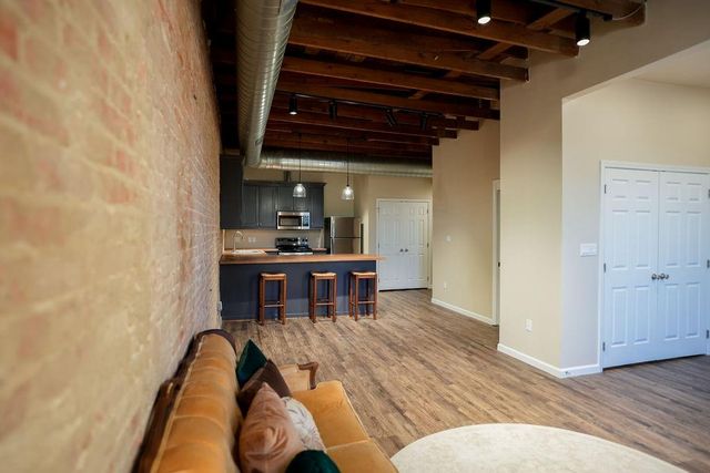 210 E Washington Avenue C, Navasota, TX 77868