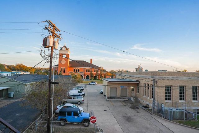 210 E Washington Avenue C, Navasota, TX 77868