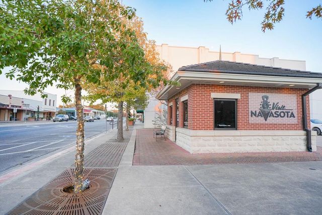 210 E Washington Avenue C, Navasota, TX 77868