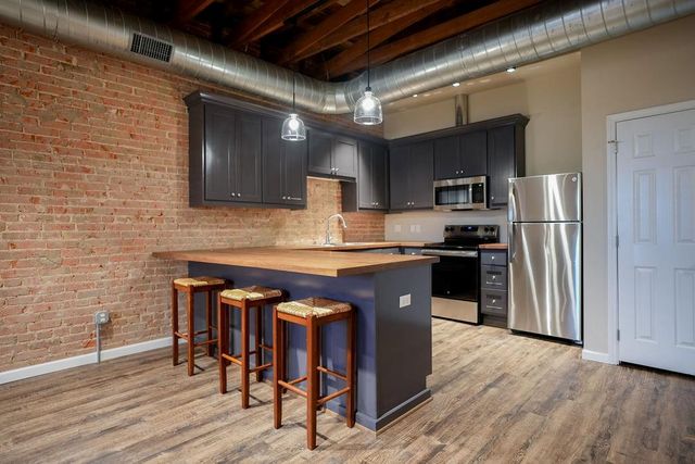 210 E Washington Avenue C, Navasota, TX 77868