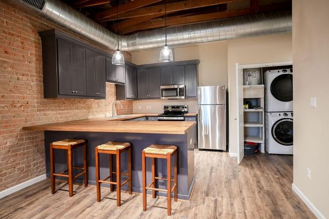 210 E Washington Avenue C, Navasota, TX 77868