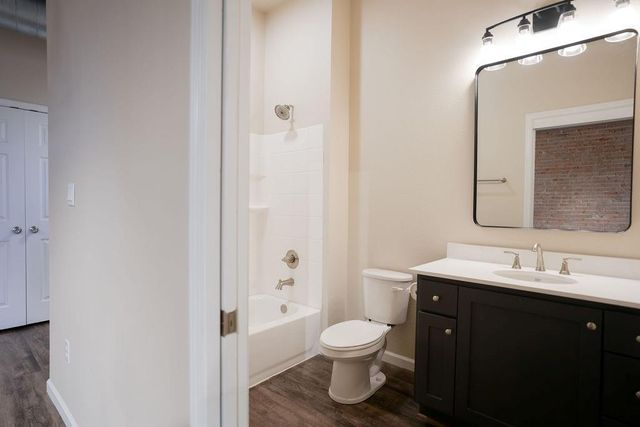 210 E Washington Avenue C, Navasota, TX 77868