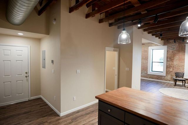 210 E Washington Avenue C, Navasota, TX 77868