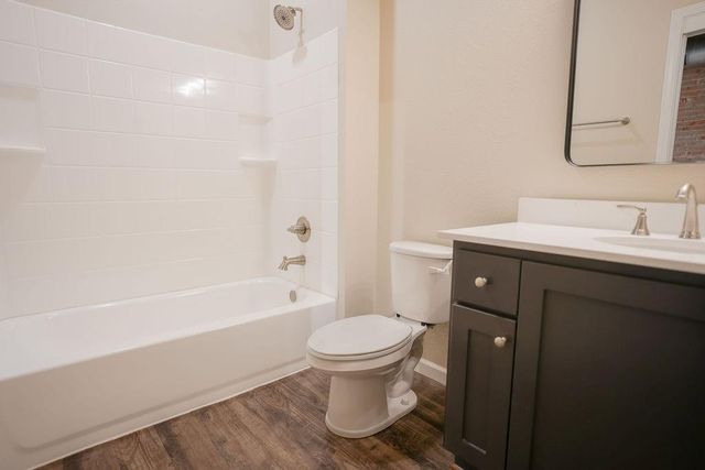 210 E Washington Avenue C, Navasota, TX 77868