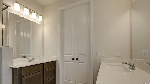 494 White Oak, Castroville, TX 78009