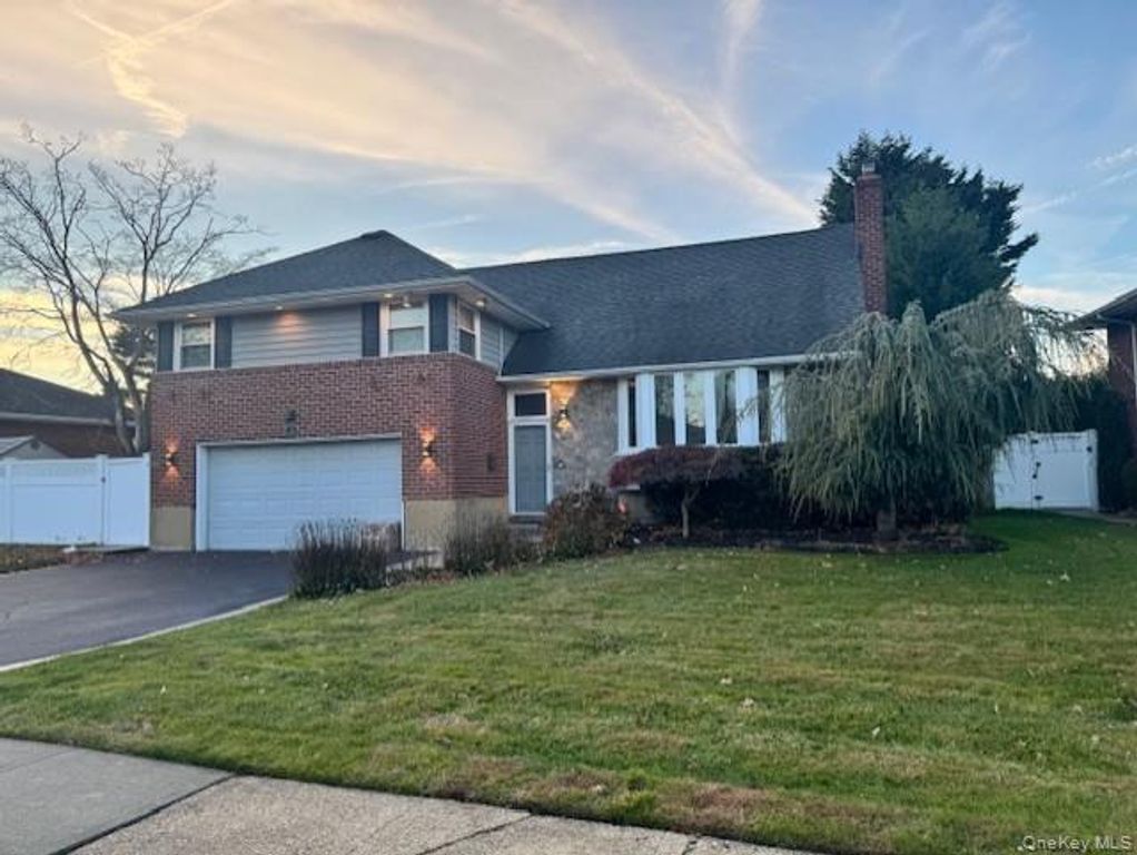 58 Pickwick Drive E, Syosset, NY 11791