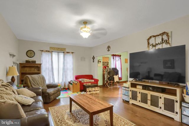 318 W MAIN ST, Valley View, PA 17983