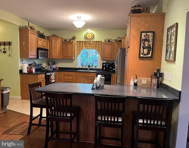 318 W MAIN ST, Valley View, PA 17983