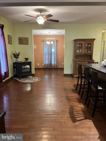 318 W MAIN ST, Valley View, PA 17983