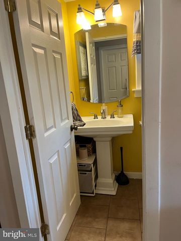 318 W MAIN ST, Valley View, PA 17983